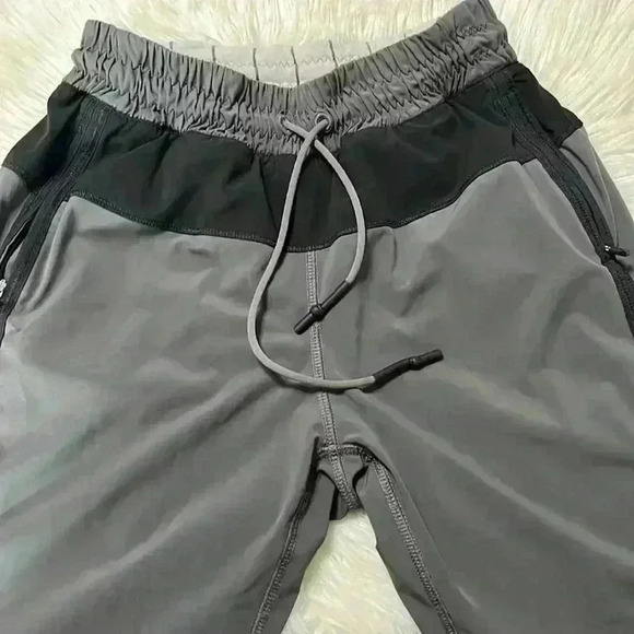 Lululemon Track To Reality Pant
Soot Light / Black / Slalom Stripe Angel Wing - Picture 15 of 16